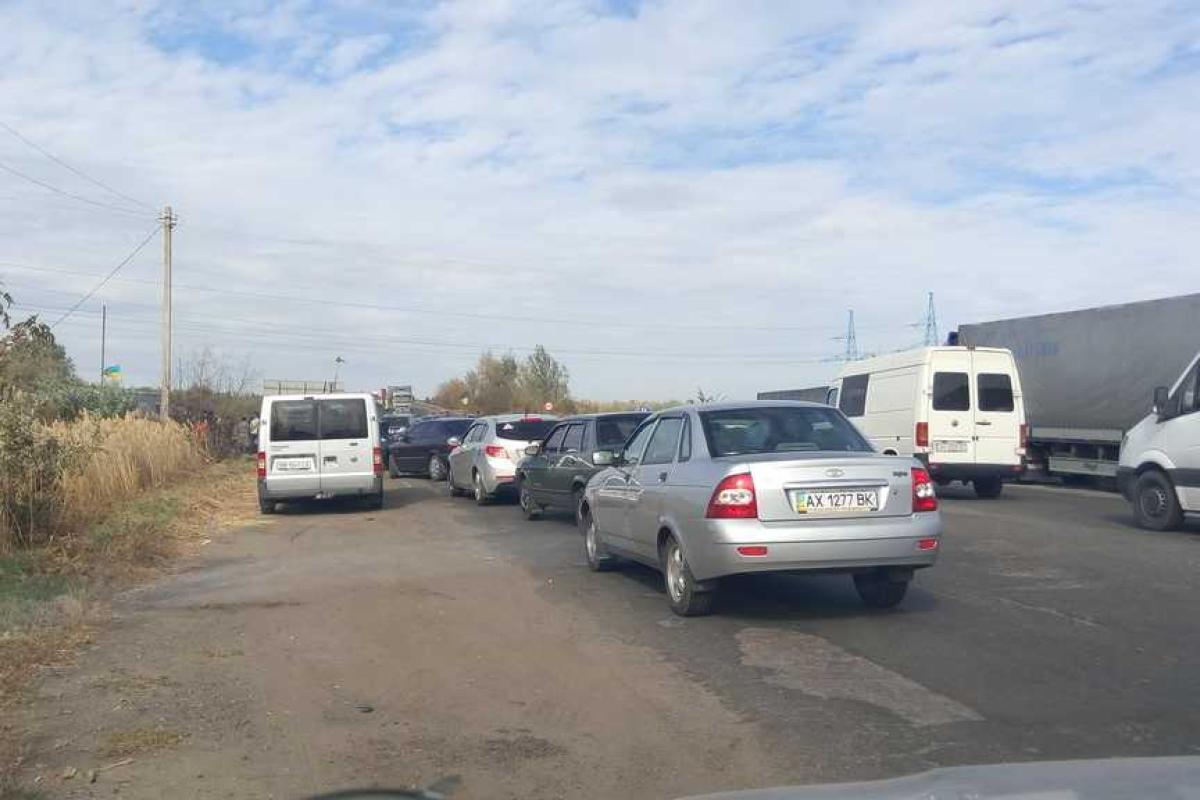 Между Красным Лиманом и Славянском на блокпосту образовалась длинная очередь - очевидцы Между Красным Лиманом и Славянском на блокпосту образовалась длинная очередь - очевидцы