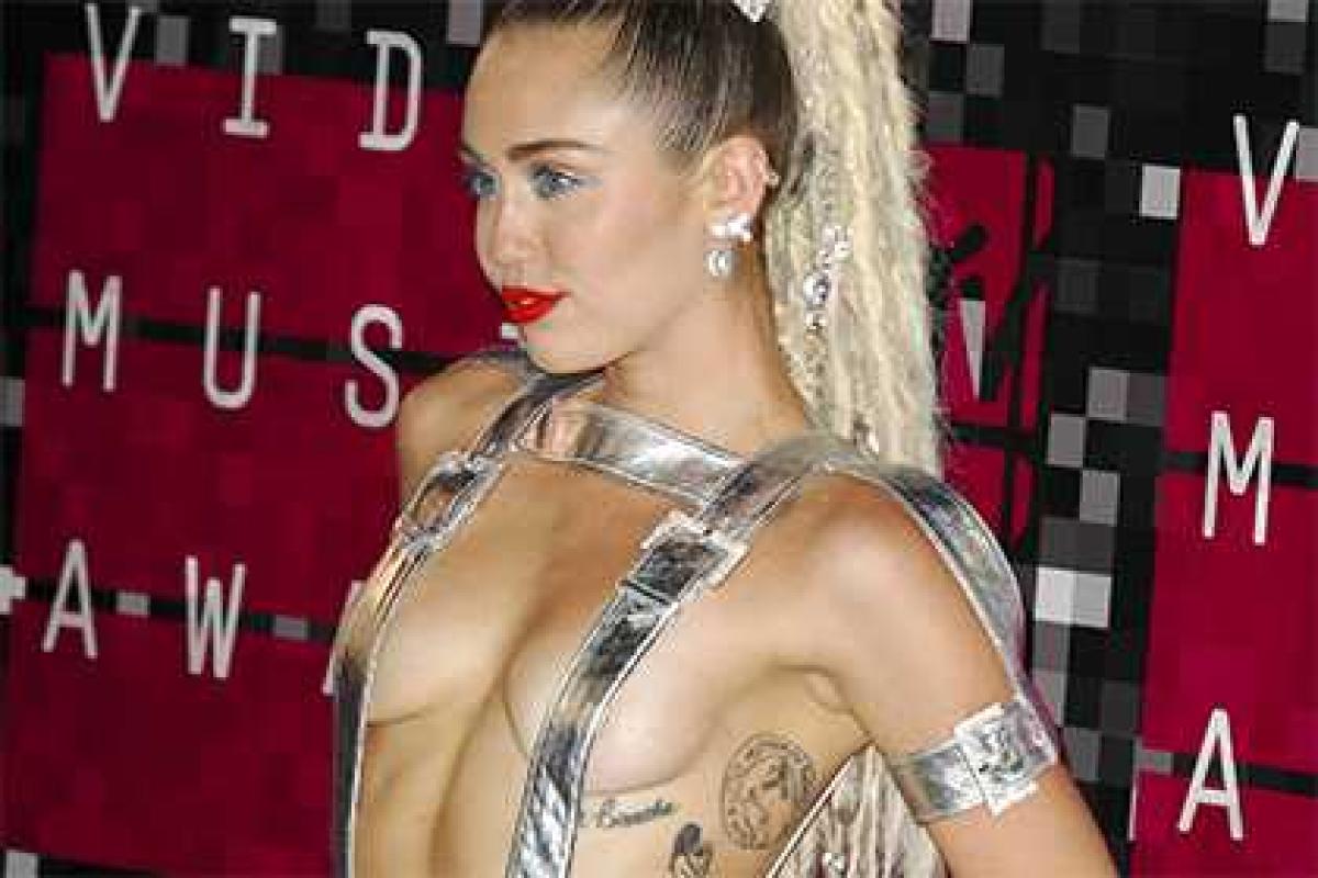 Эпатажная Майли Сайрус на съемках нового клипа разденет всю рок-группу и фанатов догола