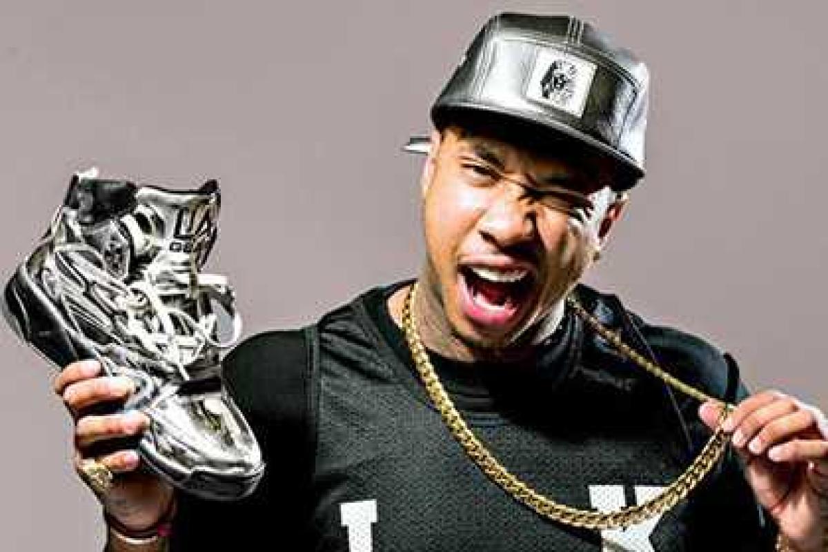 Американский рэпер Tyga представил публике серебряные светящиеся кроссовки 