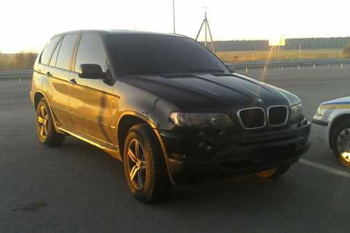 На Ровенщине сотрудники ГАИ задержали автомобиль "БМВ Х5", который был угнан еще летом