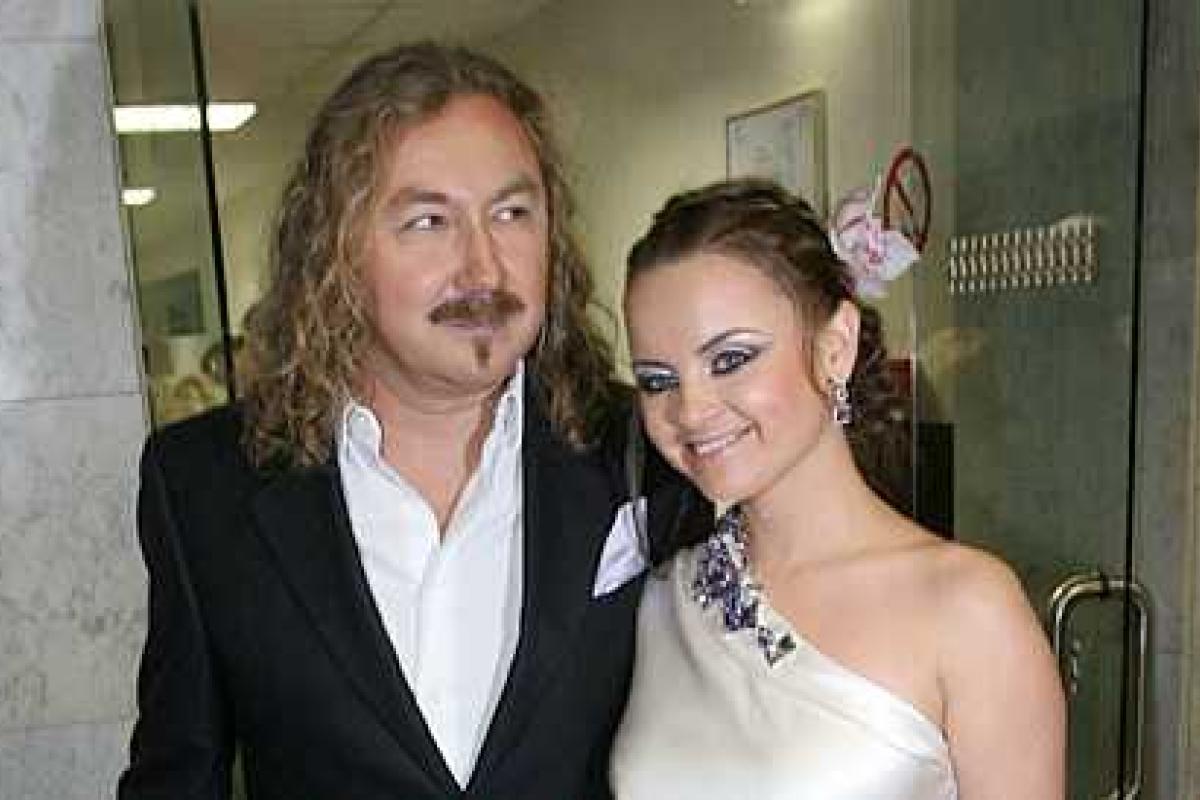 Игорь Николаев забрал из роддома жену и новорожденную дочь