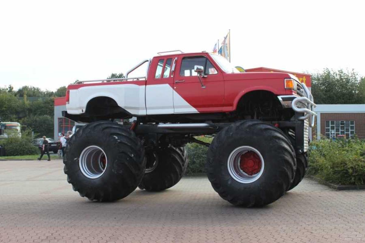 Трагедия на мотошоу на Мальте: грузовик Porshe врезался в трибуну, есть жертвы