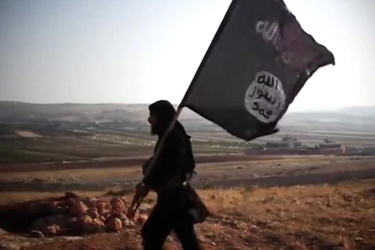 Российские СМИ сообщают, что боевики ИГИЛ в панике вместе с семьями массово бегут из Сирии Российские СМИ сообщают, что боевики ИГИЛ в панике вместе с семьями массово бегут из Сирии