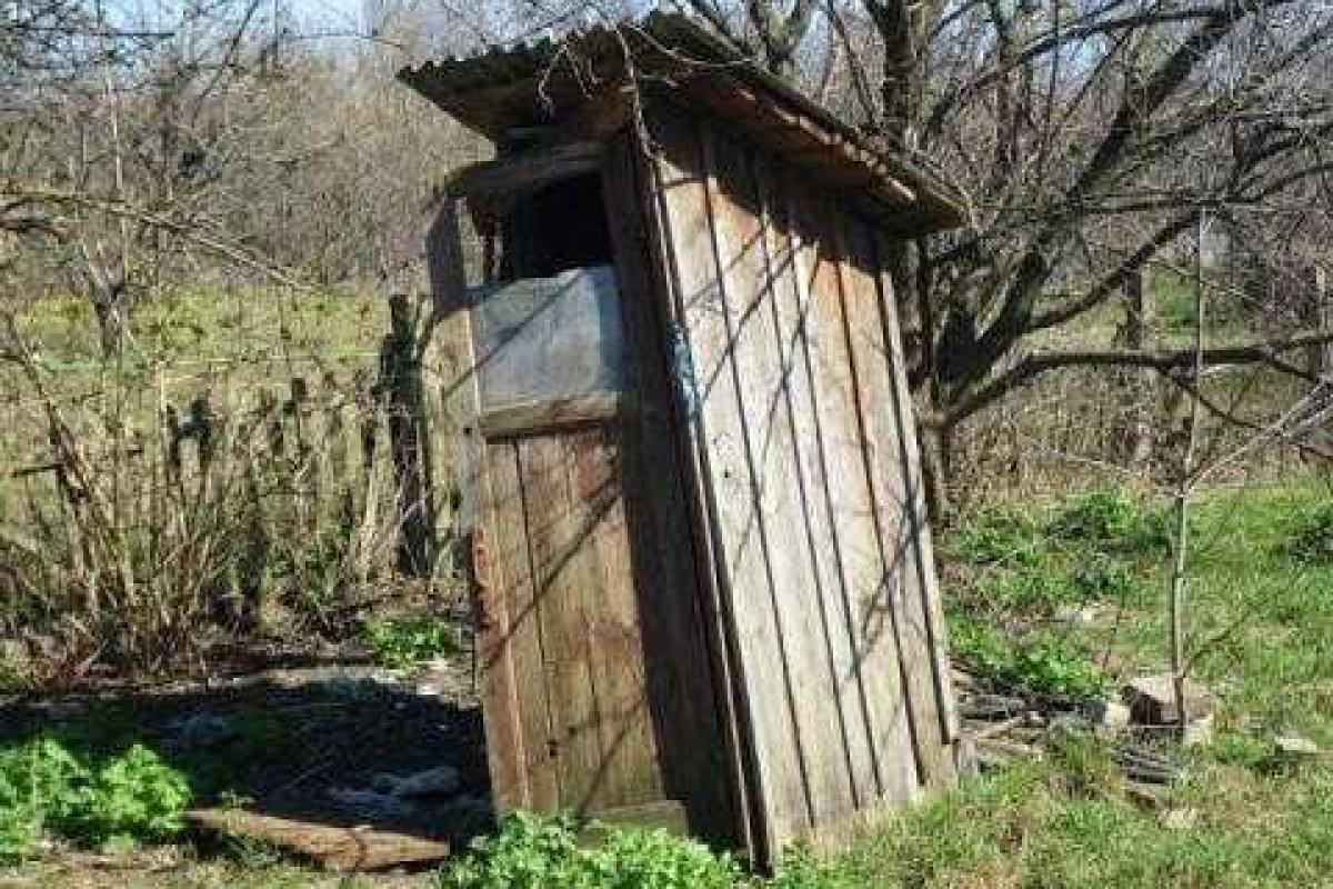 Нелепая смерть: в Ростове-на-Дону в деревянном туалете утонул молодой мужчина