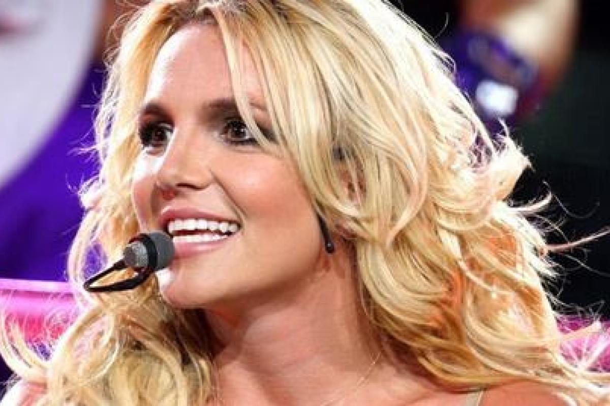 Бритни Спирс чуть не потеряла костюм прямо на сцене Бритни Спирс чуть не потеряла костюм прямо на сцене