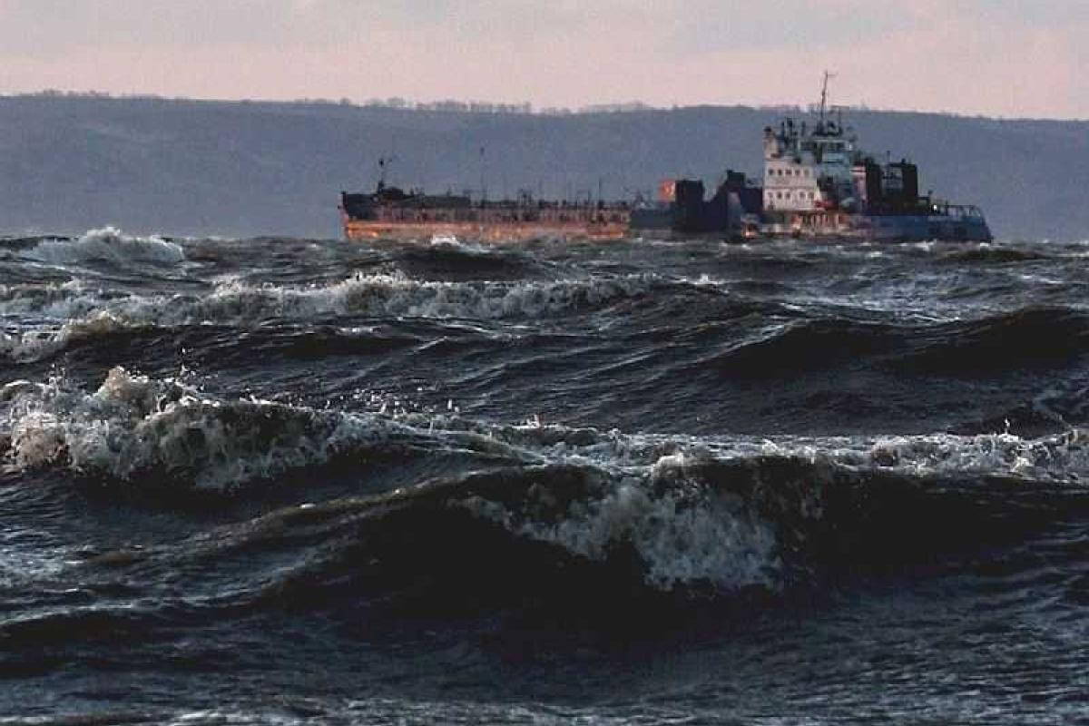 Шторм в Керченском проливе: люди мерзнут и нервничают, торговцы - ликуют