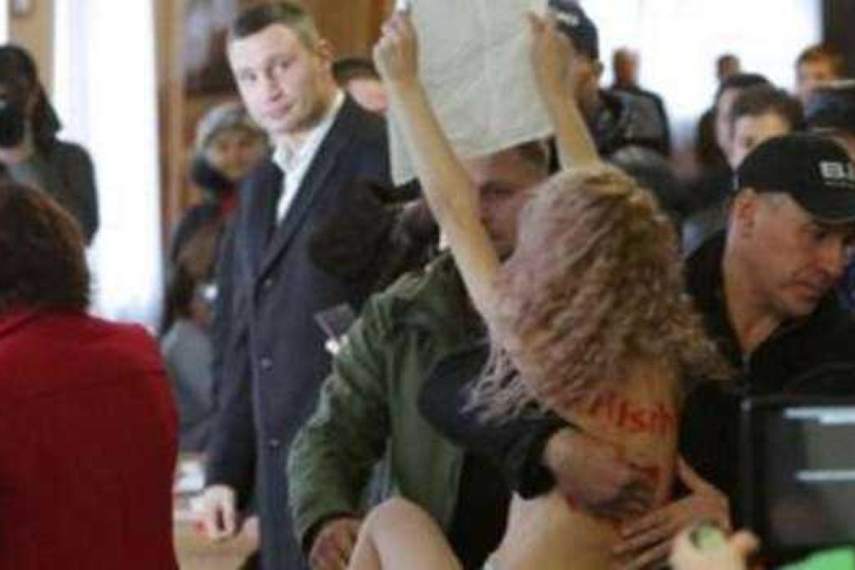 Обнаженная девушка "тепло" встретила мэра Киева на избирательном участке Обнаженная девушка "тепло" встретила мэра Киева на избирательном участке