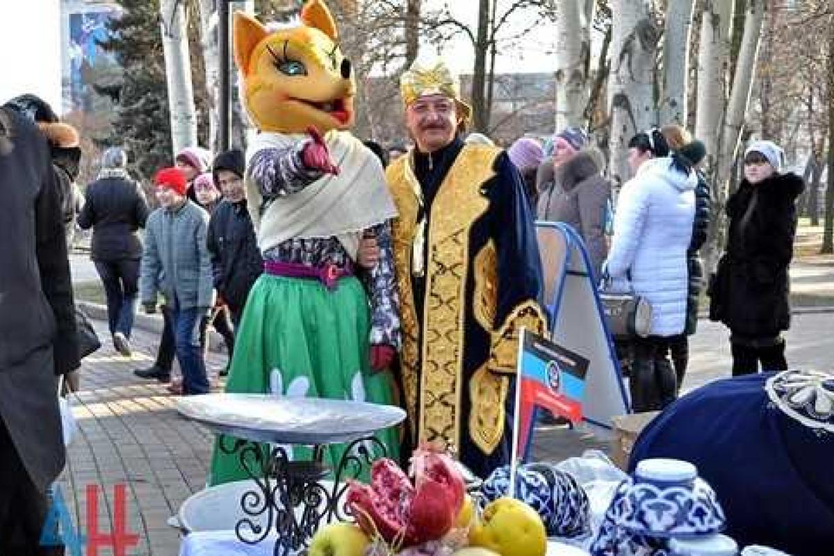 В день, когда вся Украина чтила память жертв Голодомора, в Донецке устроили веселье и гулянье В день, когда вся Украина чтила память жертв Голодомора, в Донецке устроили веселье и гулянье
