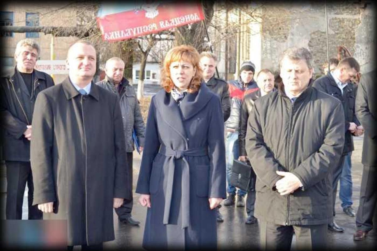 Макеевские шахтеры провели торжественный митинг, в связи с выполнением годового плана Макеевские шахтеры провели торжественный митинг, в связи с выполнением годового плана