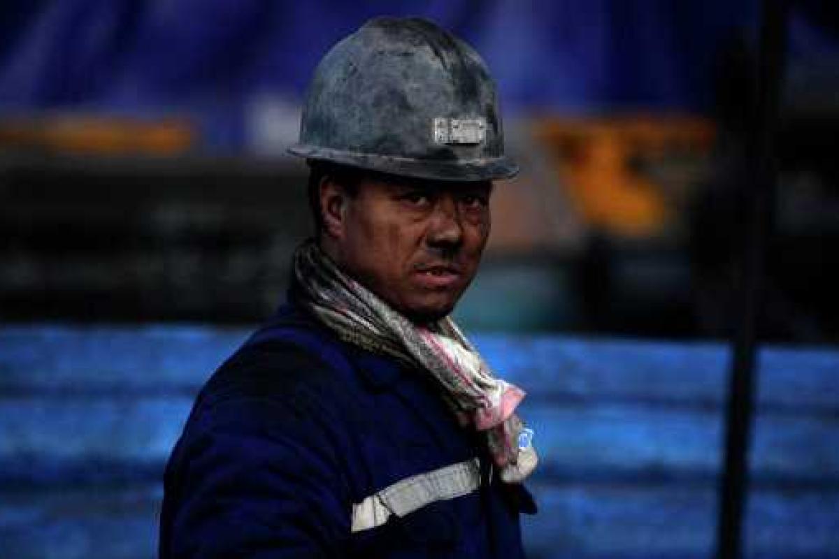 В Китае на шахте произошел пожар: два десятка горняков заблокированы под землей В Китае на шахте произошел пожар: два десятка горняков заблокированы под землей