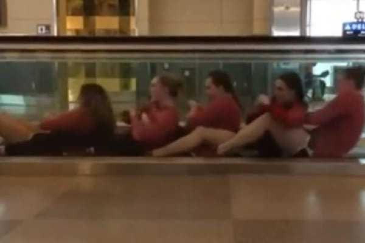 Спортсмены-пловцы решили подурачиться в аэропорту, став при этом героями дня в соцсети