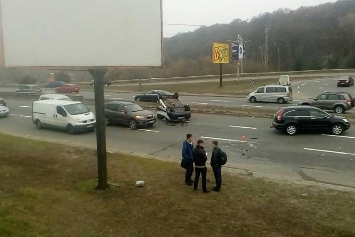 В Киеве масштабное ДТП: столкнулись три автомобиля, устроив затор на дороге В Киеве масштабное ДТП: столкнулись три автомобиля, устроив затор на дороге