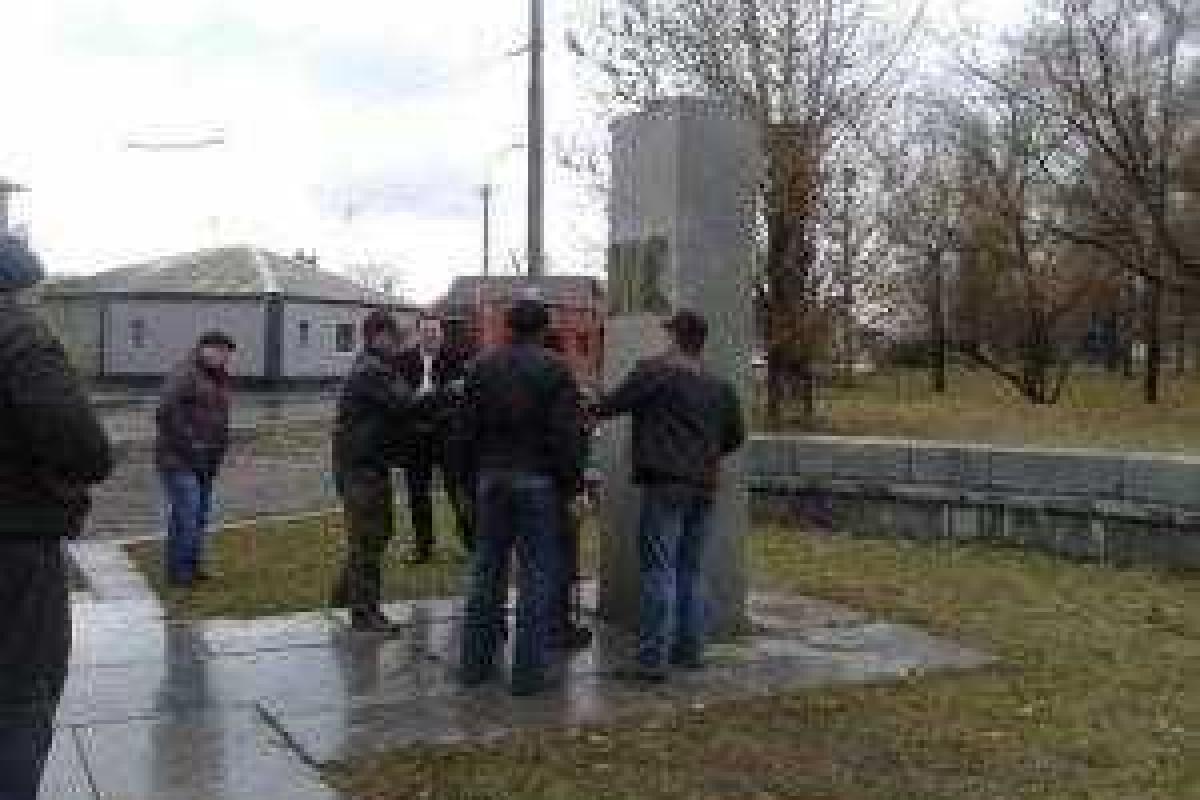 В Лисичанске с постамента свергли памятник Клименту Ворошилову В Лисичанске с постамента свергли памятник Клименту Ворошилову