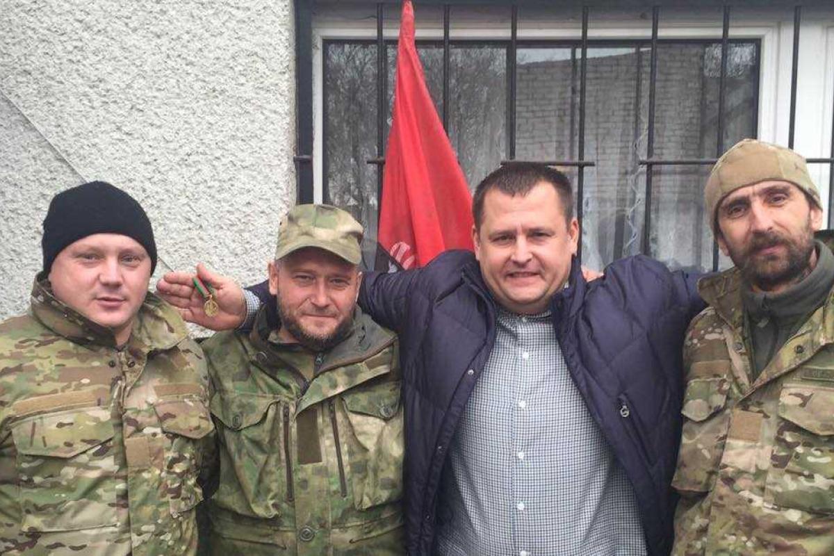 Мэр Днепропетровска Филатов получил из рук Яроша медаль "За оборону Донбасса" Мэр Днепропетровска Филатов получил из рук Яроша медаль "За оборону Донбасса"
