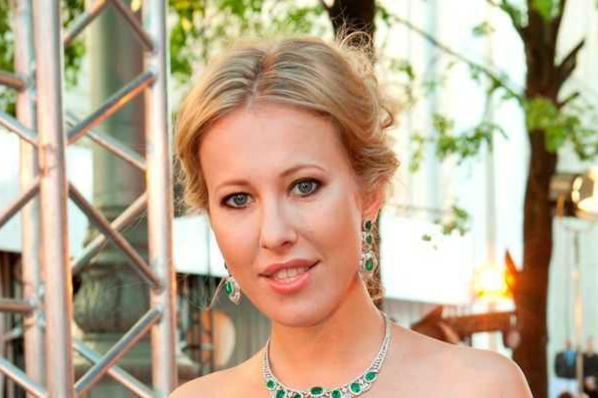 Светская львица Ксения Собчак удивила поклонников нелепым нарядом Светская львица Ксения Собчак удивила поклонников нелепым нарядом