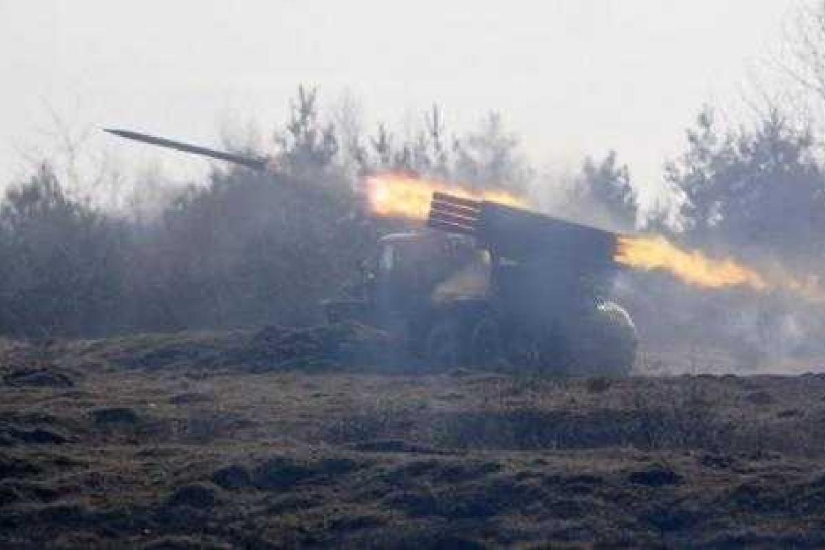Боевики по команде "сверху" срочно привели в боеготовность "Грады" и артиллерию - журналист Боевики по команде "сверху" срочно привели в боеготовность "Грады" и артиллерию - журналист