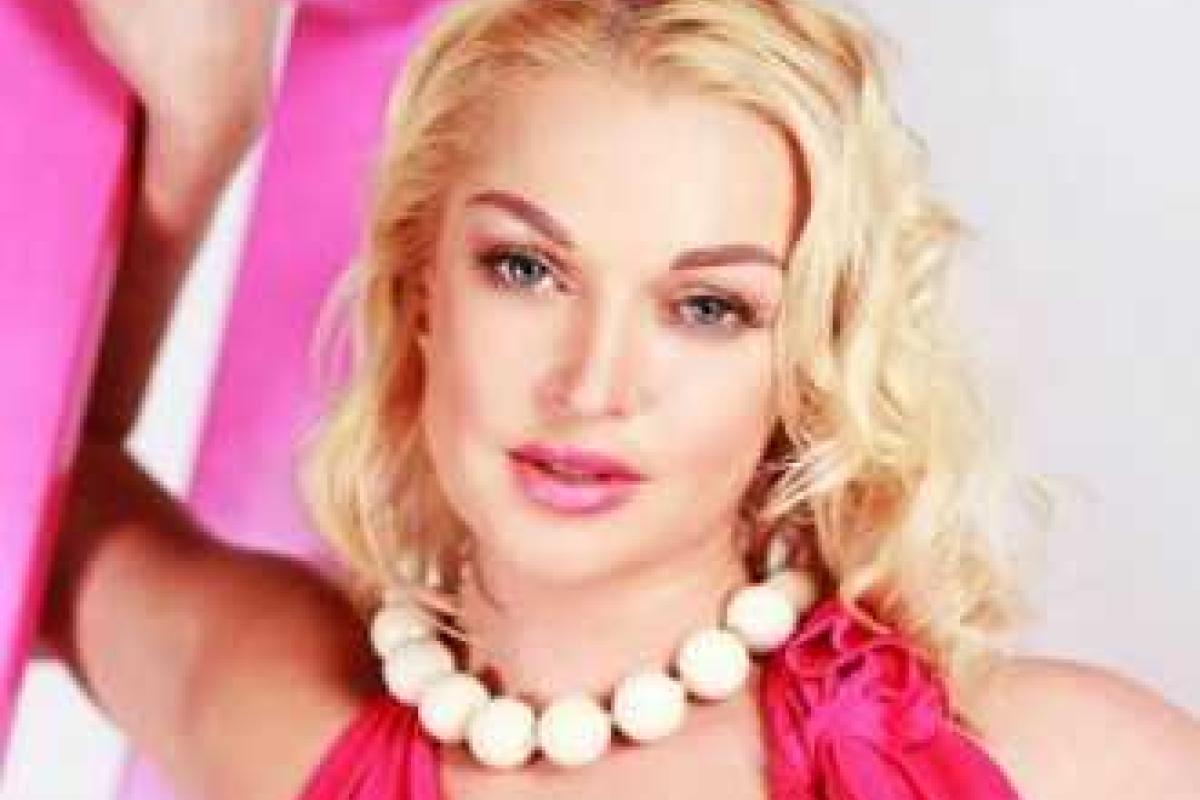 Анастасия Волочкова вновь позирует на роскошной кровати