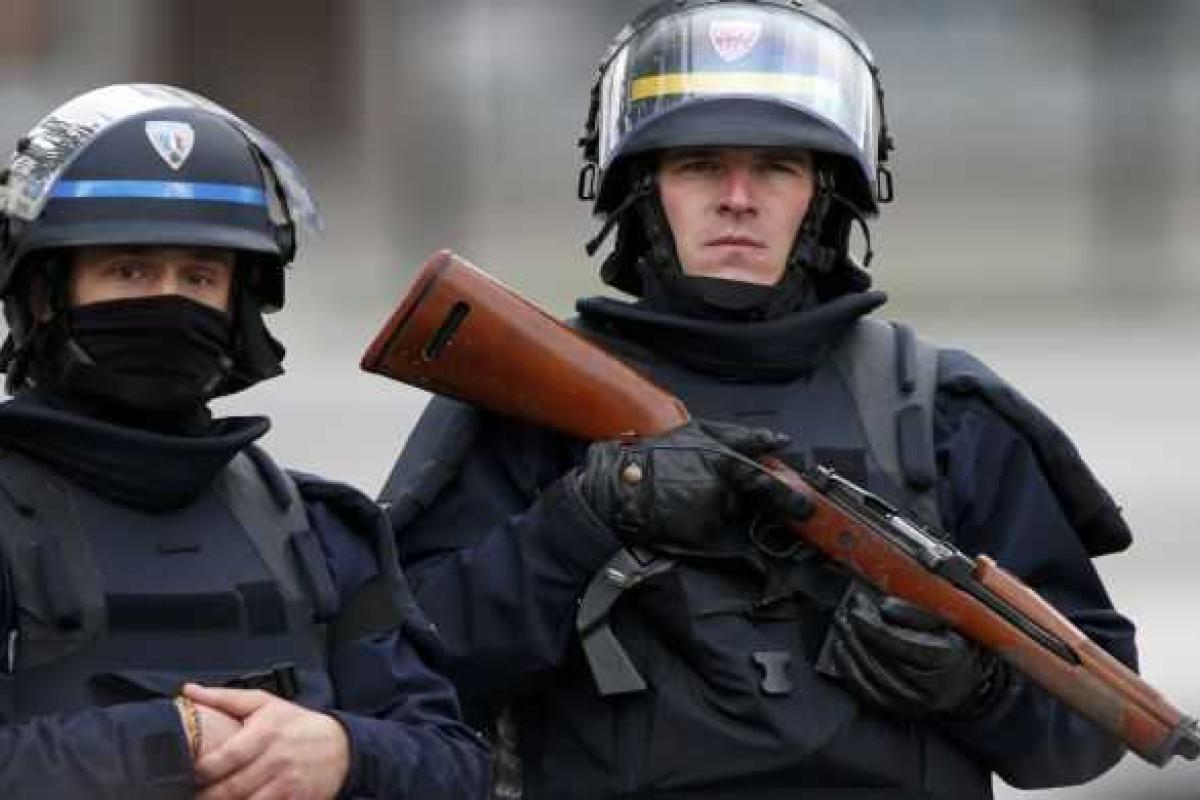 Во Франции введен режим чрезвычайного положения: после парижских терактов задержано 165 человек Во Франции введен режим чрезвычайного положения: после парижских терактов задержано 165 человек