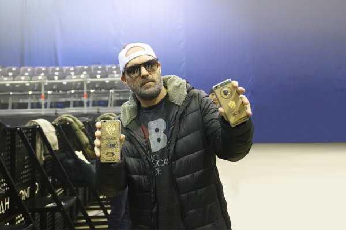 Фронтмену группы Limp Bizkit подарили iPhone 6s с портретом Путина Фронтмену группы Limp Bizkit подарили iPhone 6s с портретом Путина