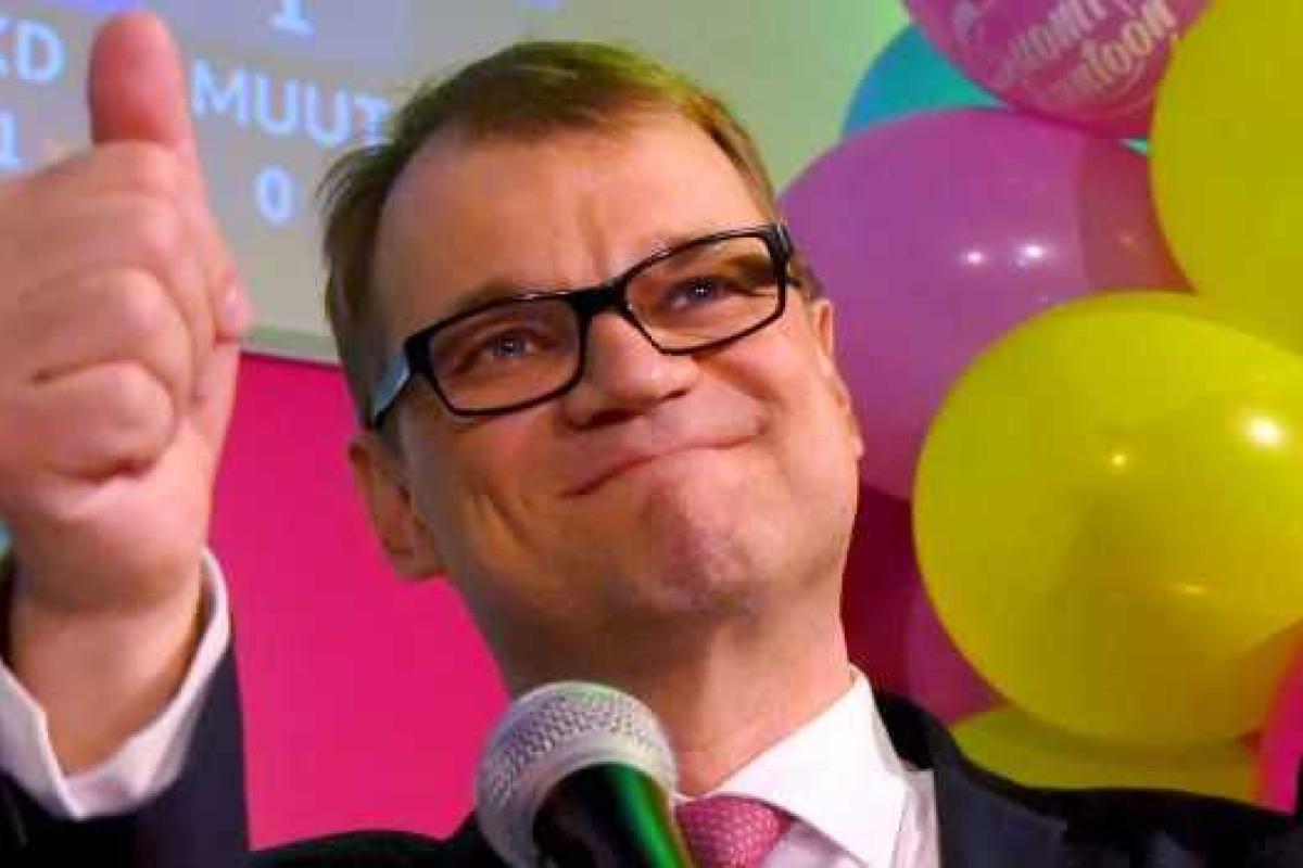 Премьер Финляндии, из-за нехватки места в самолете, совершил авиаперелет в туалетной кабинке Премьер Финляндии, из-за нехватки места в самолете, совершил авиаперелет в туалетной кабинке