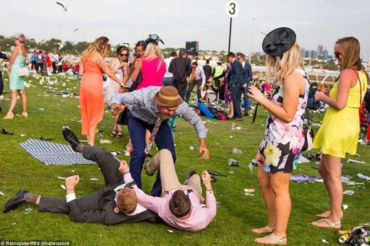 Самые богатые и знаменитые люди Австралии "оторвались" на финале Мельбурнского Кубка по верховой езде Самые богатые и знаменитые люди Австралии "оторвались" на финале Мельбурнского Кубка по верховой езде