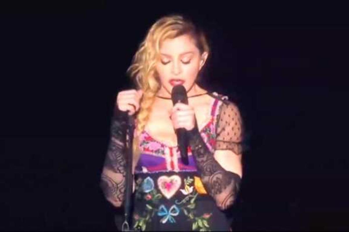 Певица Мадонна на сцене плакала, вспоминая жуткую трагедию в Париже