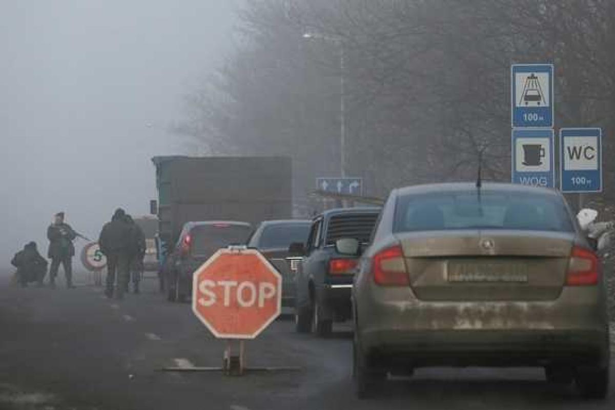 Ситуация на КПВВ из-за обстрелов боевиков усложняется: пункты работают с перебоями, очередь растет Ситуация на КПВВ из-за обстрелов боевиков усложняется: пункты работают с перебоями, очередь растет