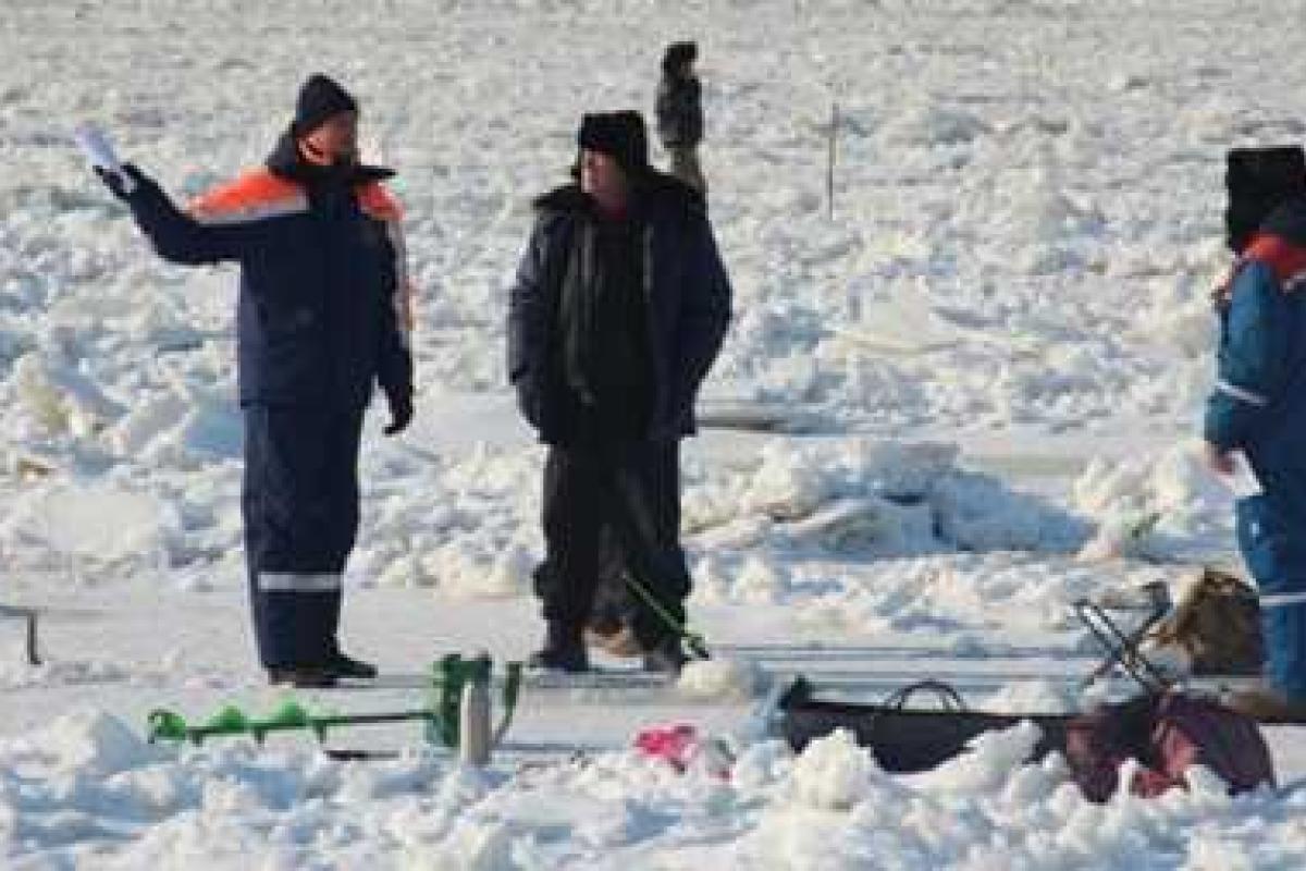 Снегоход с пассажирами ушел под лед в Хабаровском крае Снегоход с пассажирами ушел под лед в Хабаровском крае