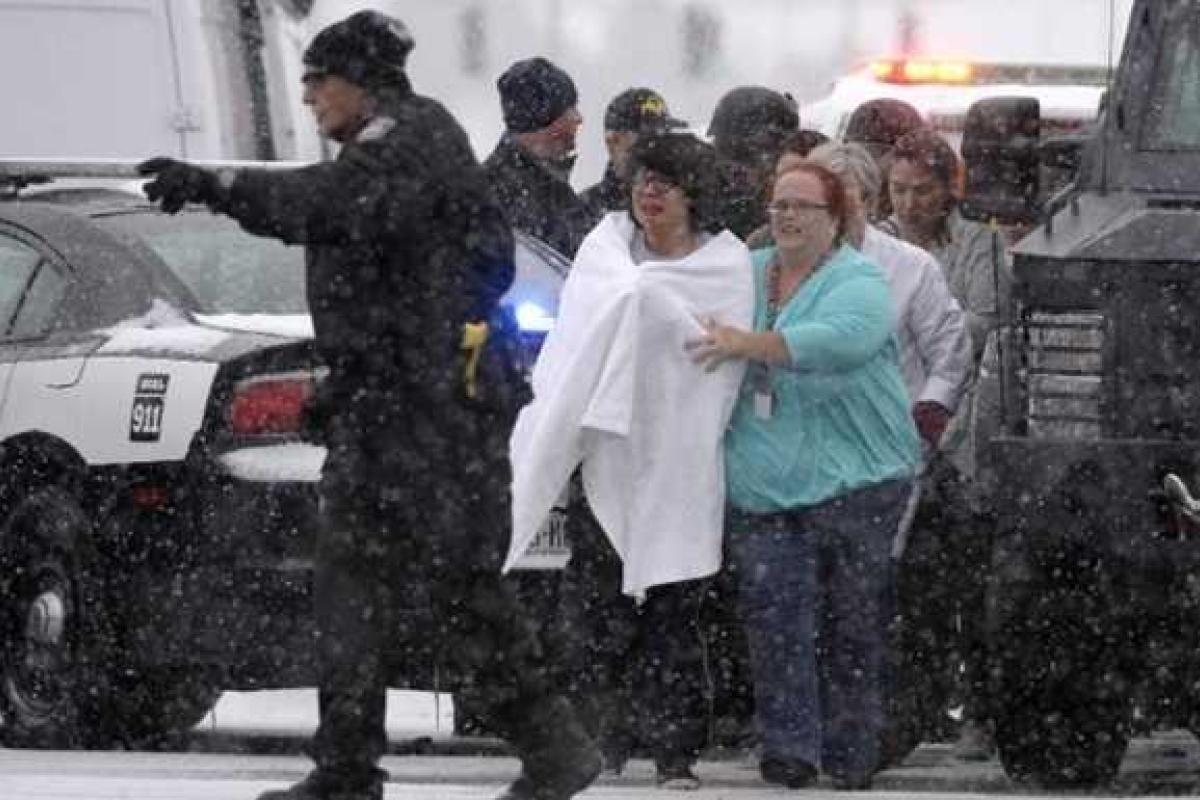 Американские полицейские установили личность мужчины, открывшего стрельбу в клинике планирования семьи Американские полицейские установили личность мужчины, открывшего стрельбу в клинике планирования семьи