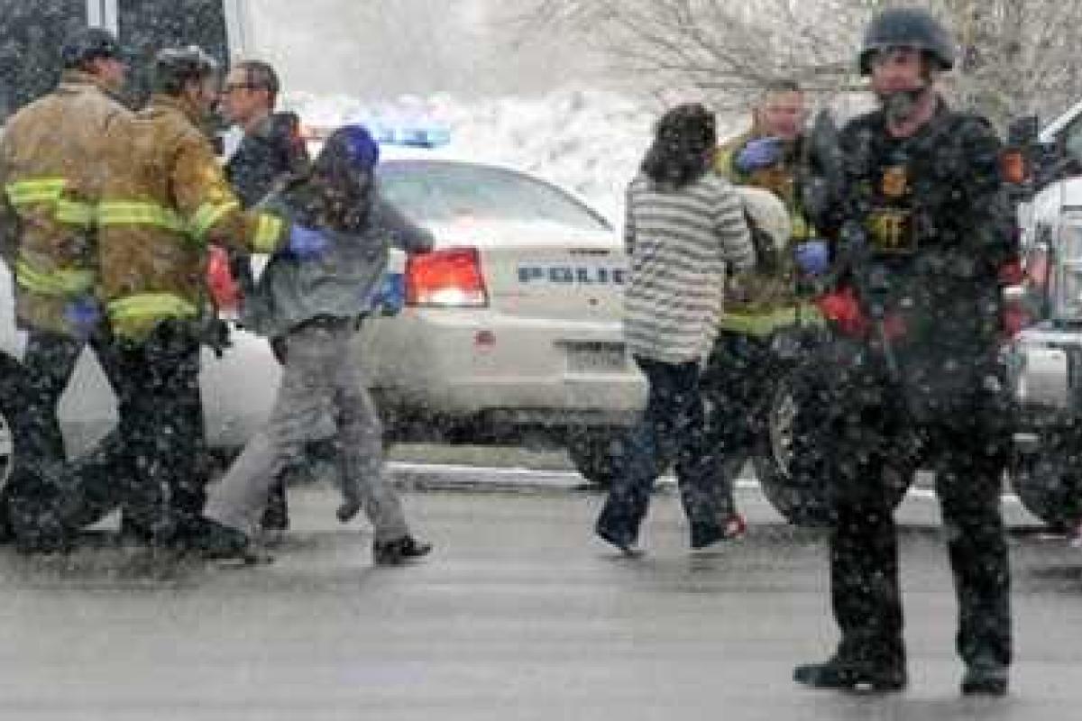 В США при обезвреживании мужчины, напавшего на медицинский центр, убиты три человека В США при обезвреживании мужчины, напавшего на медицинский центр, убиты три человека