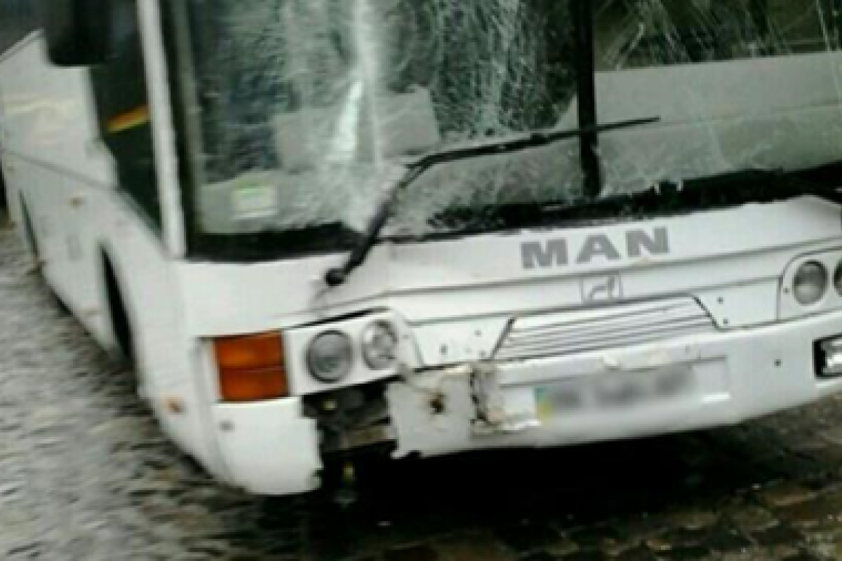 В центре Львова туристический автобус "убежал" от водителя и въехал в жилой дом В центре Львова туристический автобус "убежал" от водителя и въехал в жилой дом