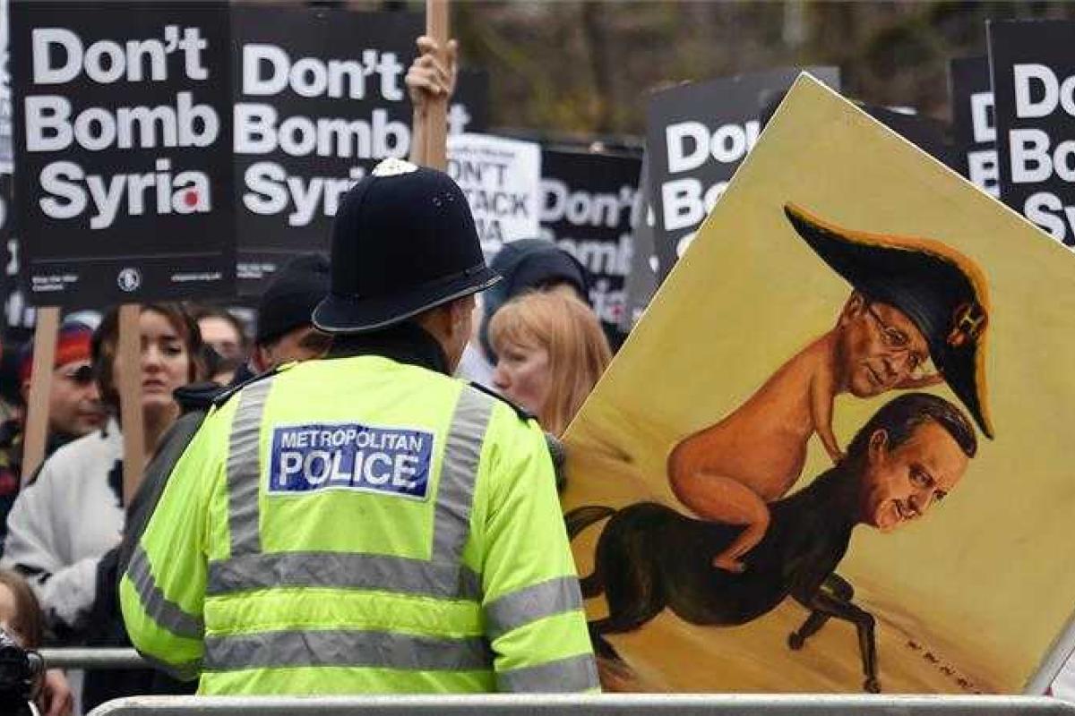 Европой прокатились акции протеста: народ призывает правительства стран прекратить бомбить Сирию Европой прокатились акции протеста: народ призывает правительства стран прекратить бомбить Сирию