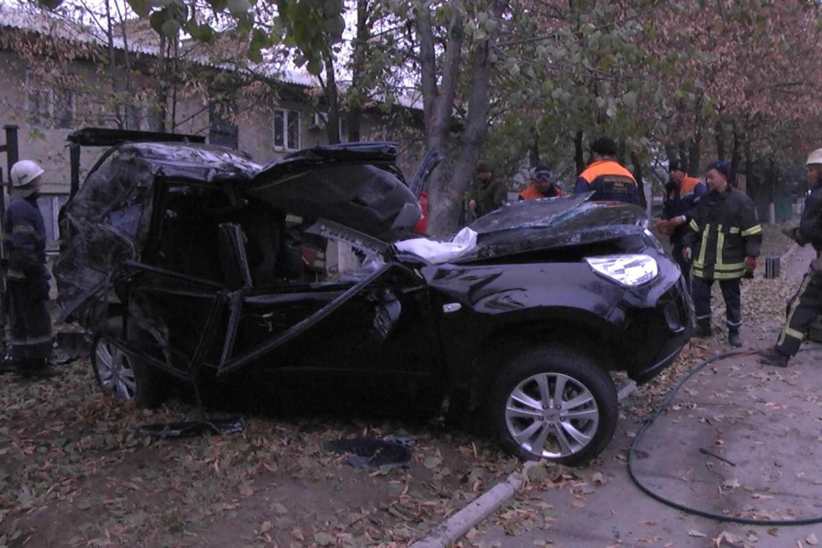 В Луганске в результате ДТП автомобиль Chery Amulet превратился в груду железа, водитель - погиб В Луганске в результате ДТП автомобиль Chery Amulet превратился в груду железа, водитель - погиб