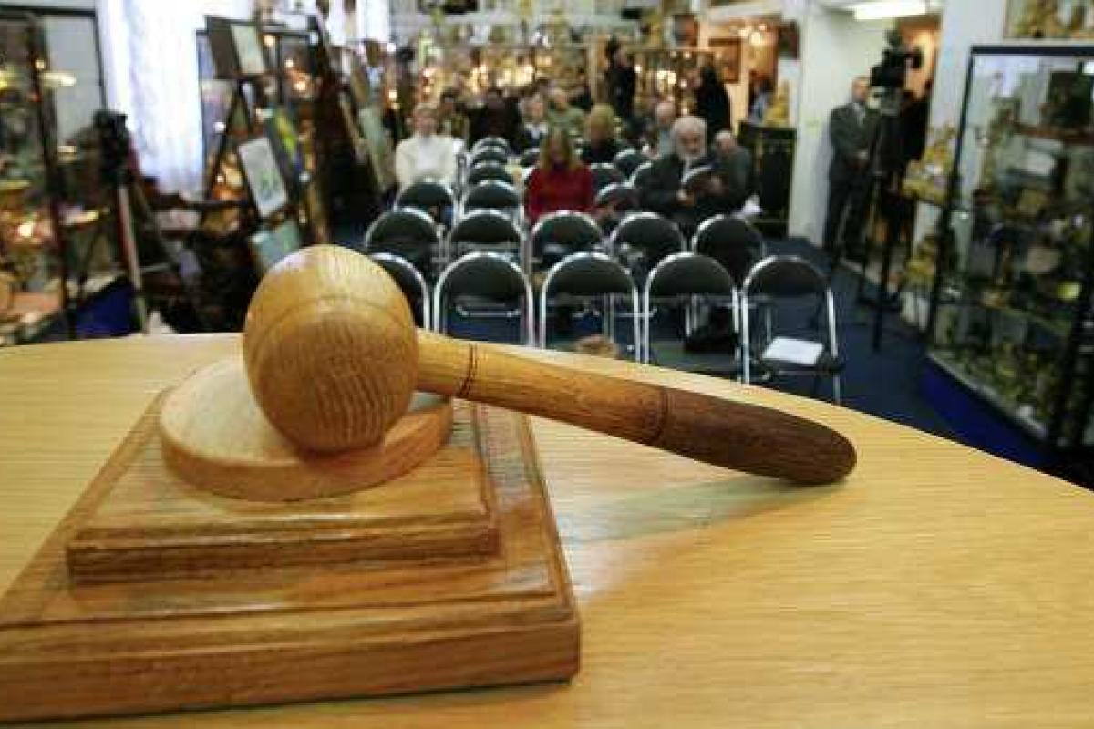 На аукционе Sotheby's с молотка ушел редчайший в мире бриллиант "Голубая луна"