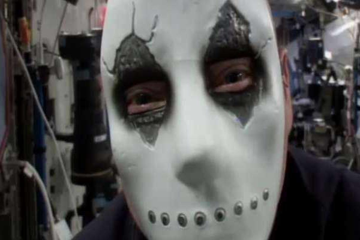 Американский астронавт поздравил землян с Хеллоуином с космической станции