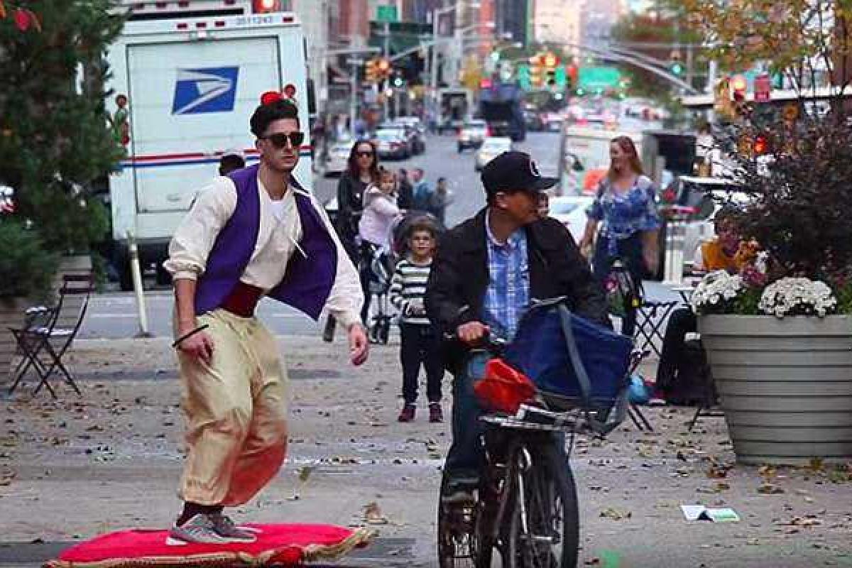 По улицам Нью-Йорка, удивляя людей, "пролетел" на ковре Аладдин По улицам Нью-Йорка, удивляя людей, "пролетел" на ковре Аладдин