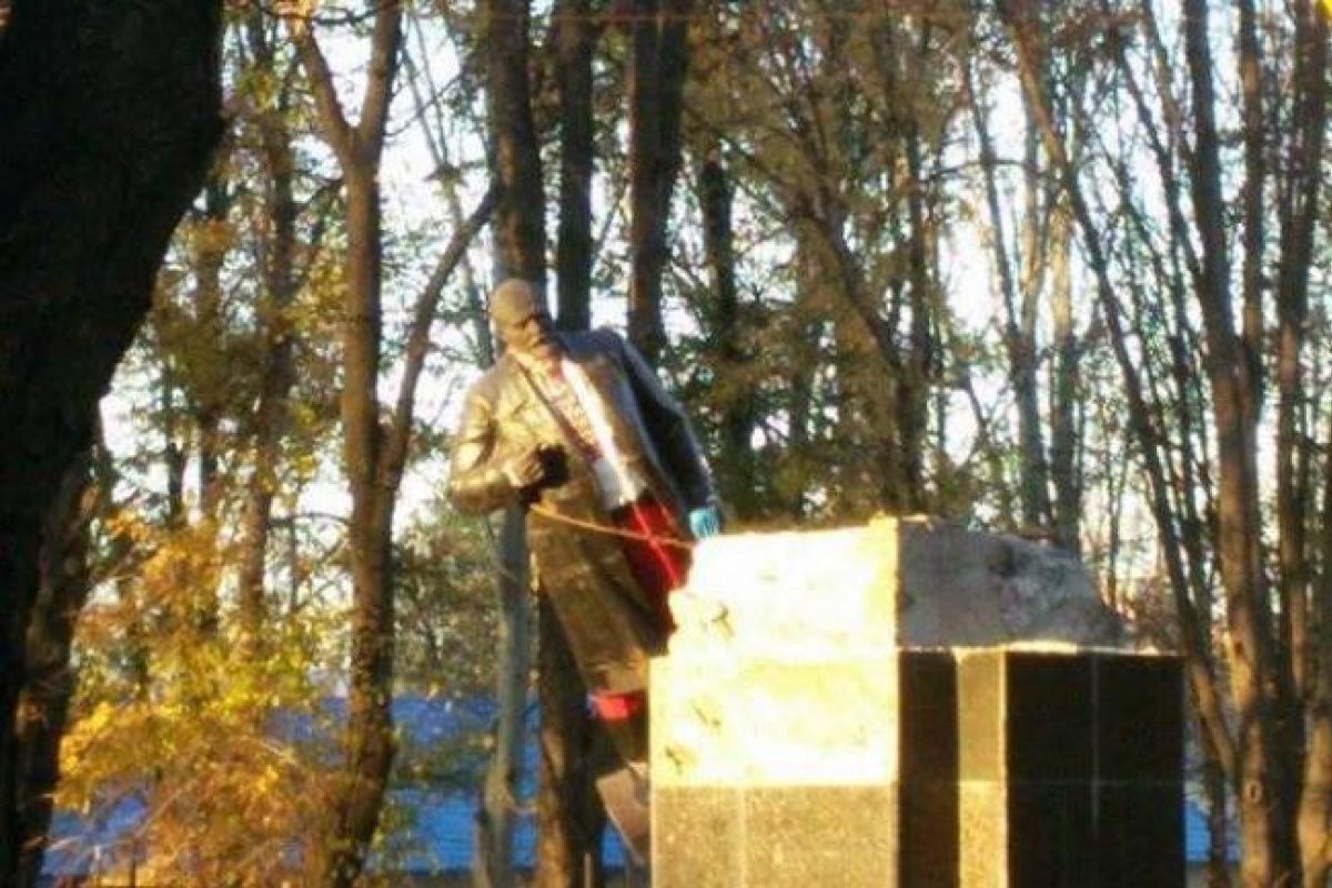 В Волновахе попрощались с памятником Ленину В Волновахе попрощались с памятником Ленину