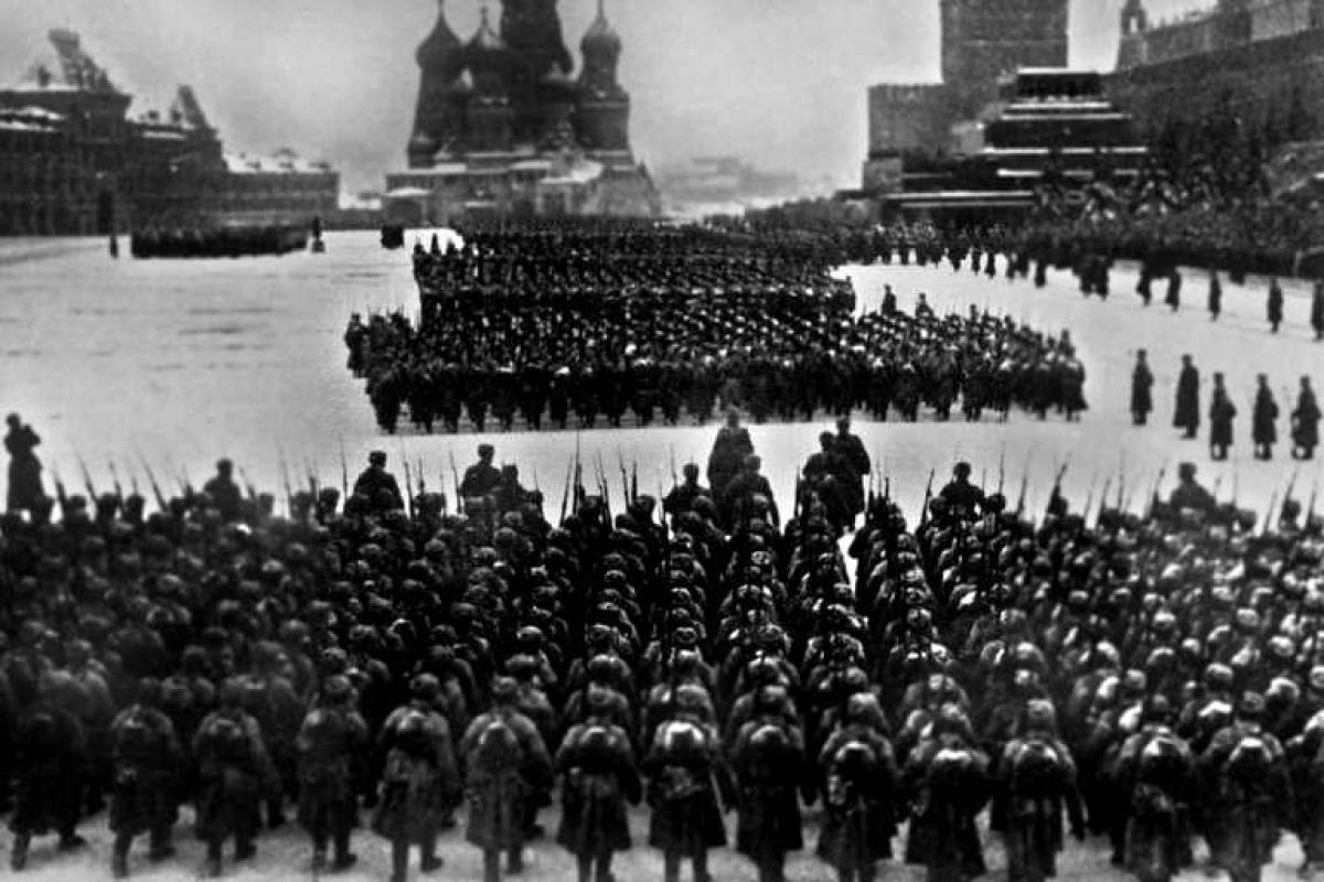 На Красной площади в Москве состоялся марш в память о военном параде 7 ноября 1941 года