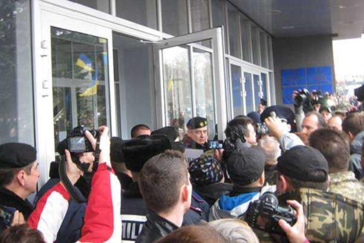 В Кривом Роге "жарко": протестующие выдвинули свои требования В Кривом Роге "жарко": протестующие выдвинули свои требования