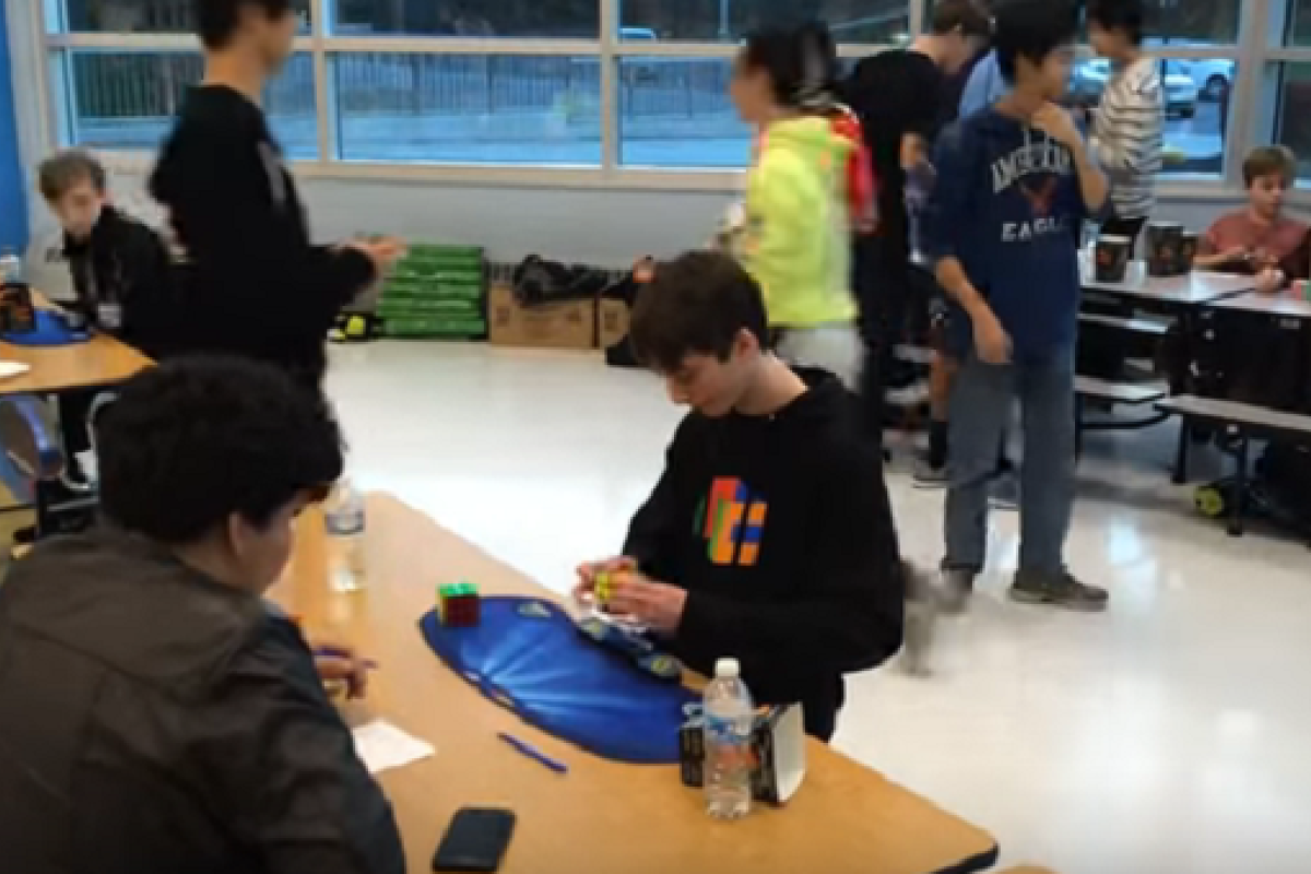 Американский подросток установил новый мировой рекорд по собиранию кубика Рубика Американский подросток установил новый мировой рекорд по собиранию кубика Рубика