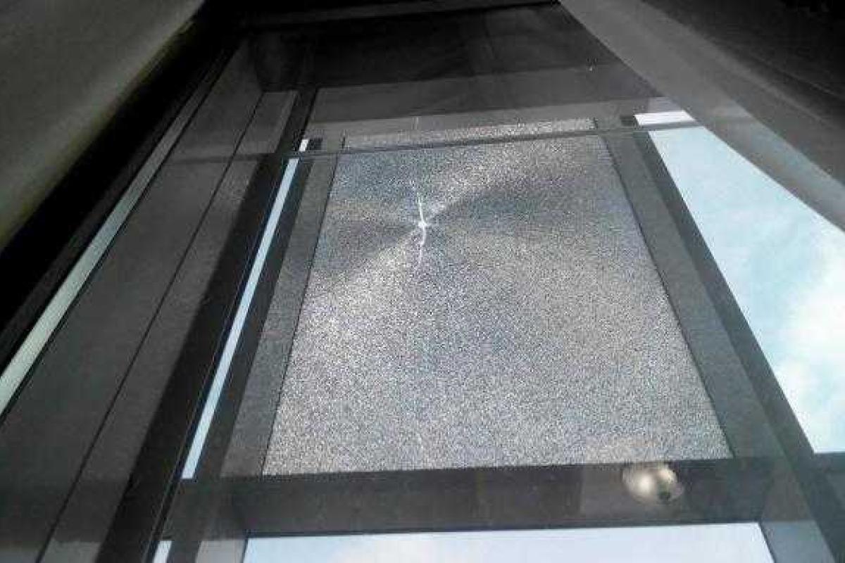 Журналистам продемонстрировали "раненое" окно в кабинете Шокина  Журналистам продемонстрировали "раненое" окно в кабинете Шокина