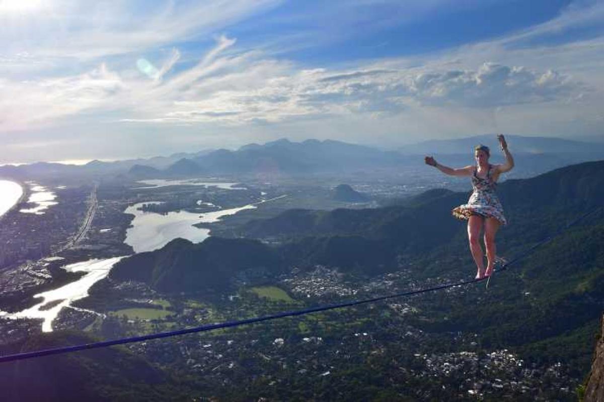 Американка-экстремалка пробежалась на каблуках по канату над пропастью 