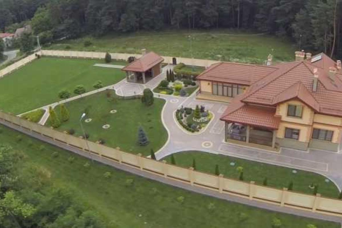 Журналист обнародовал видео особняка, в котором обитает сотрудник СБУ Писной, избитый нардепом Парасюком