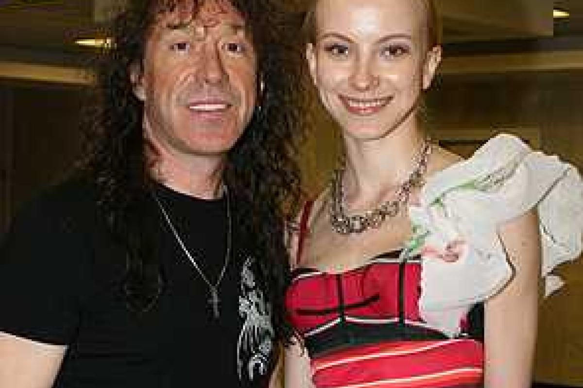 Поклонники Владимира Кузьмина подозревают, что певец спивается из-за молодой жены