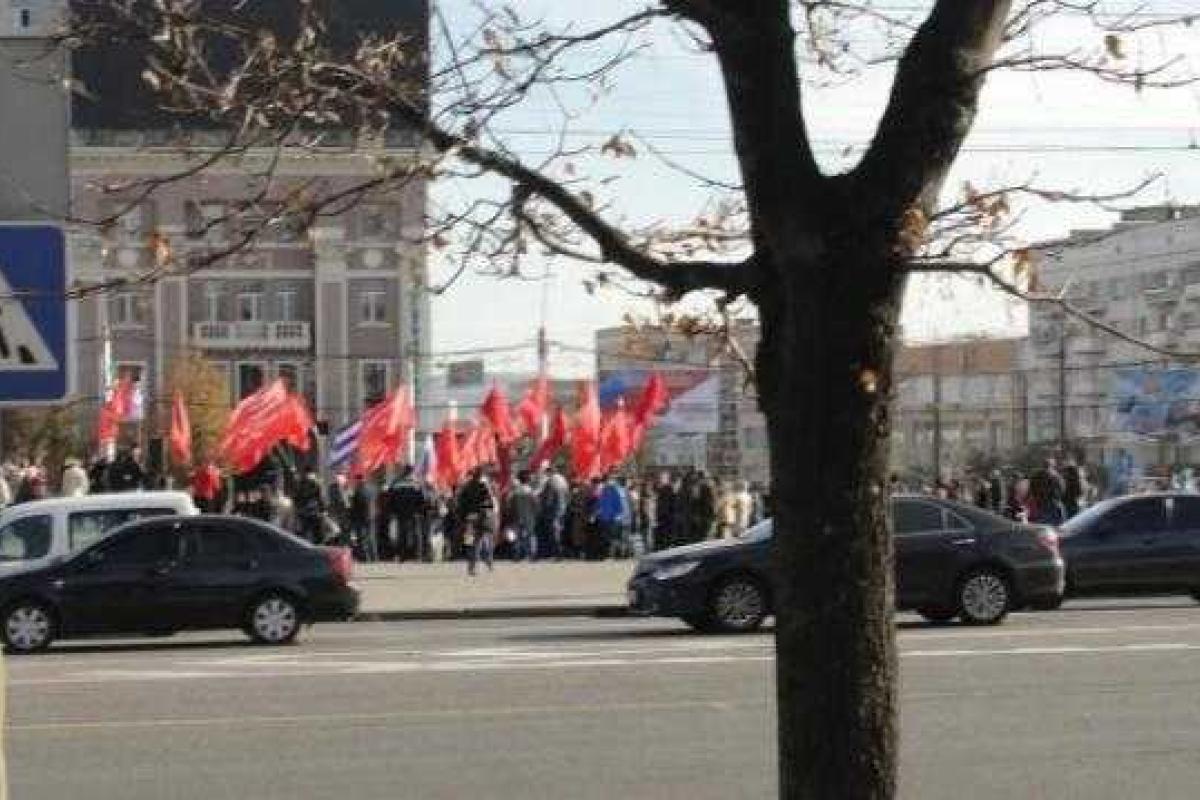 В Донецке коммунисты провели митинг, посвященный годовщине Октябрьской революции В Донецке коммунисты провели митинг, посвященный годовщине Октябрьской революции