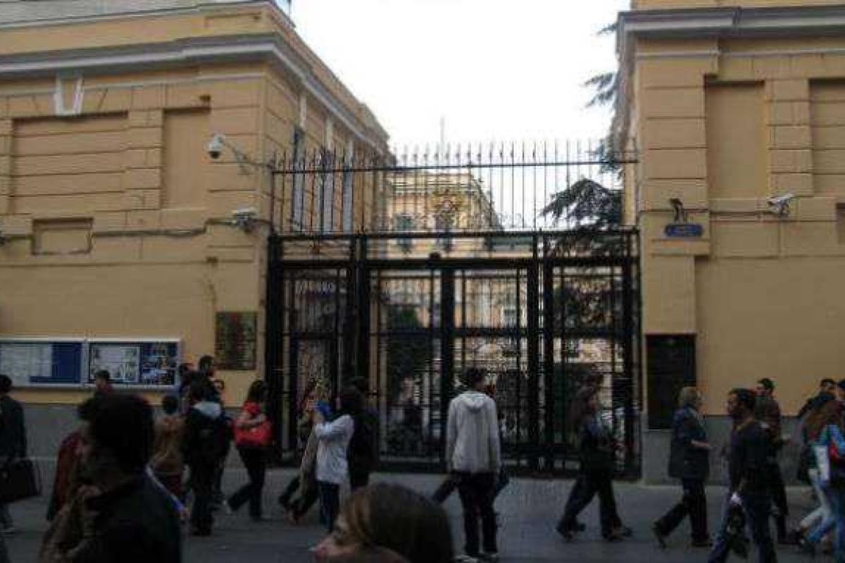 В Стамбуле жители провели акцию протеста у здания консульства РФ В Стамбуле жители провели акцию протеста у здания консульства РФ