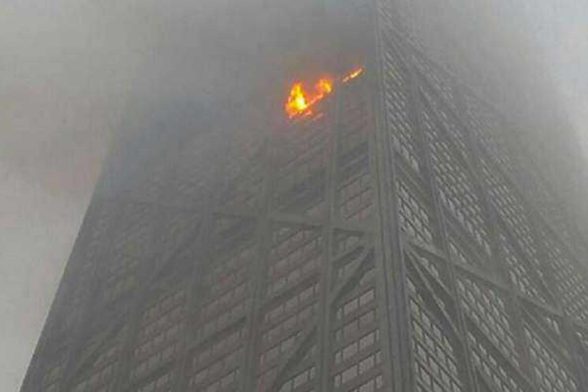 В Чикаго тушили пожар на 99 этаже небоскреба В Чикаго тушили пожар на 99 этаже небоскреба