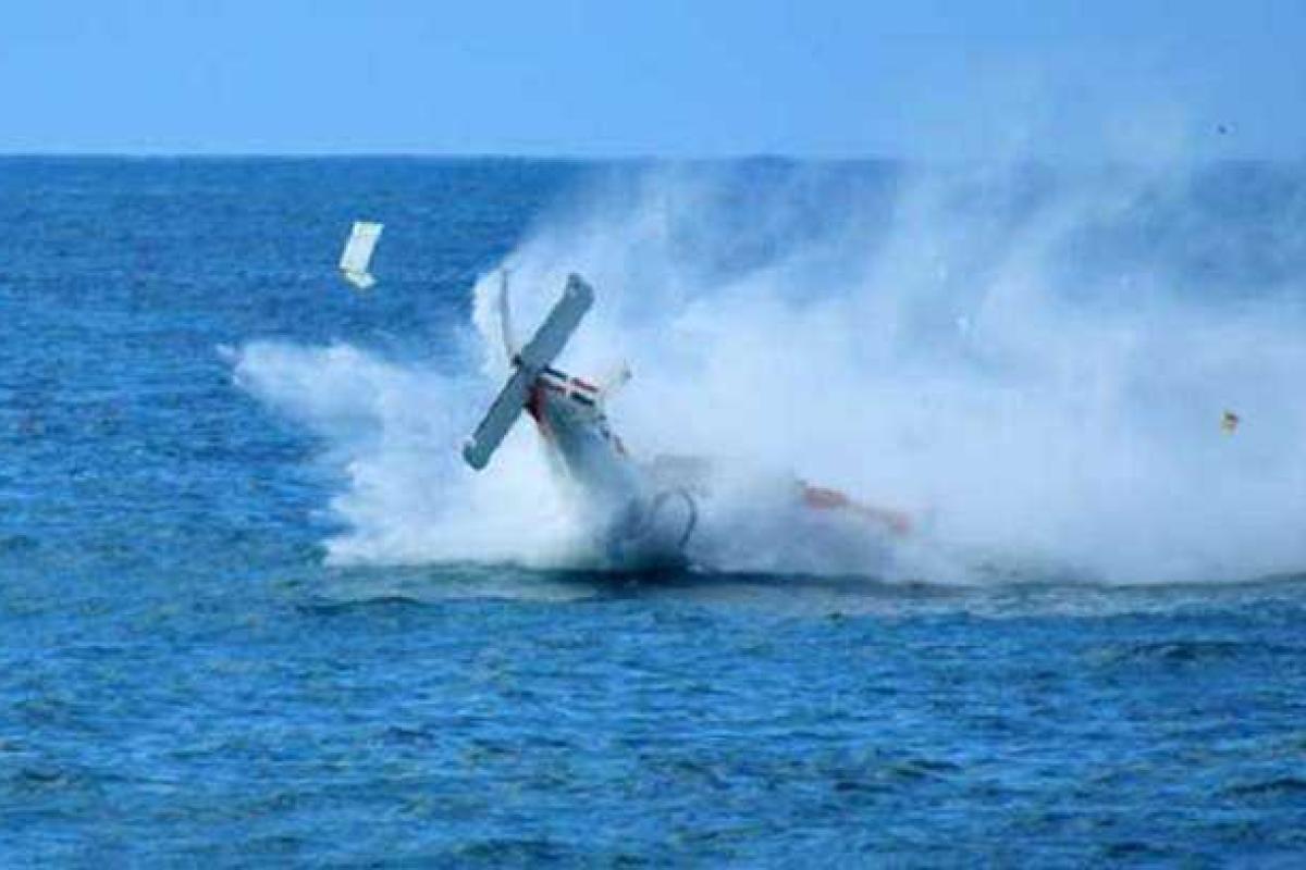 Фатальное авиашоу: в Бразилии самолет рухнул в воду, пилот погиб Фатальное авиашоу: в Бразилии самолет рухнул в воду, пилот погиб