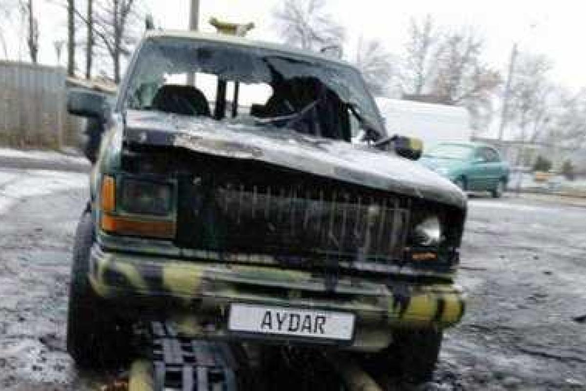 В Харькове одновременно сожгли три внедорожника, принадлежавшие "Айдару" В Харькове одновременно сожгли три внедорожника, принадлежавшие "Айдару"