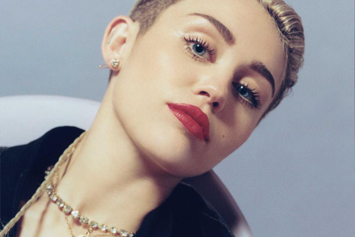 Скандальная певица Майли Сайрус на своем концерте скинула с себя всю одежду